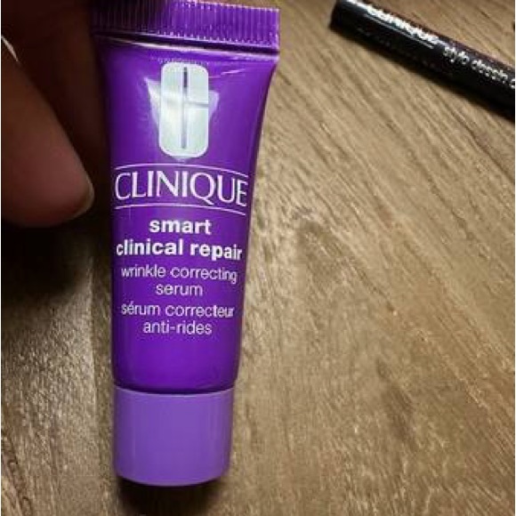 Clinique MakeUp Bag and Goodies - Picture 3 of 8